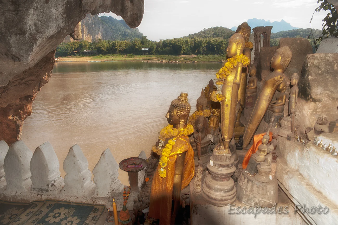 Pak Ou statuettes face au Mékong