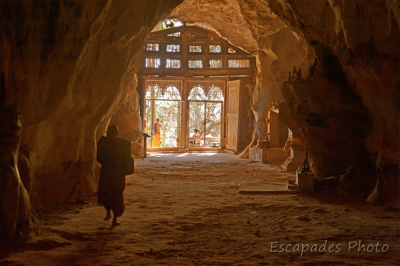 Pak Ou moine dans la grotte supérieure