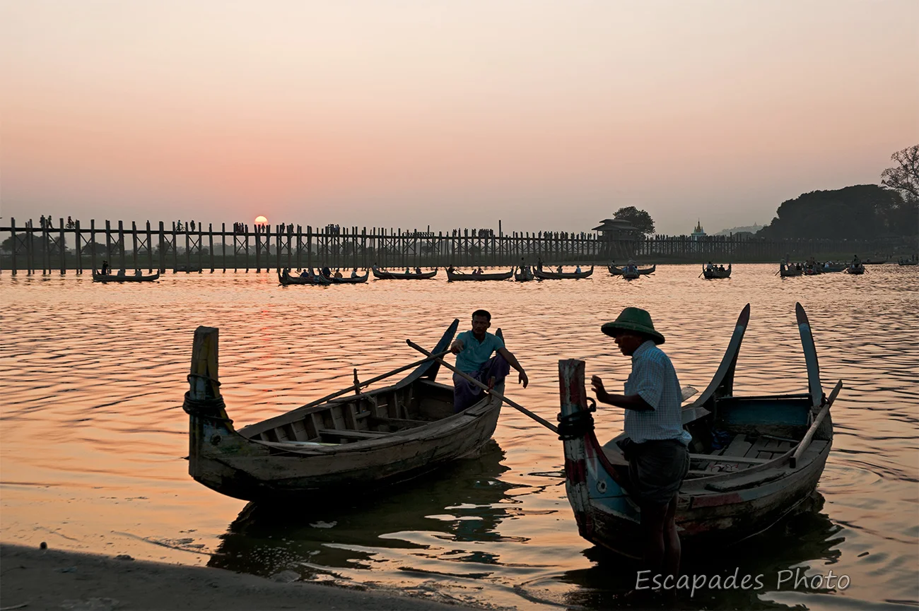 Le pont d'U Bein est unique au monde 13 Piroguiers sur le lac Taughtaman Amarapura