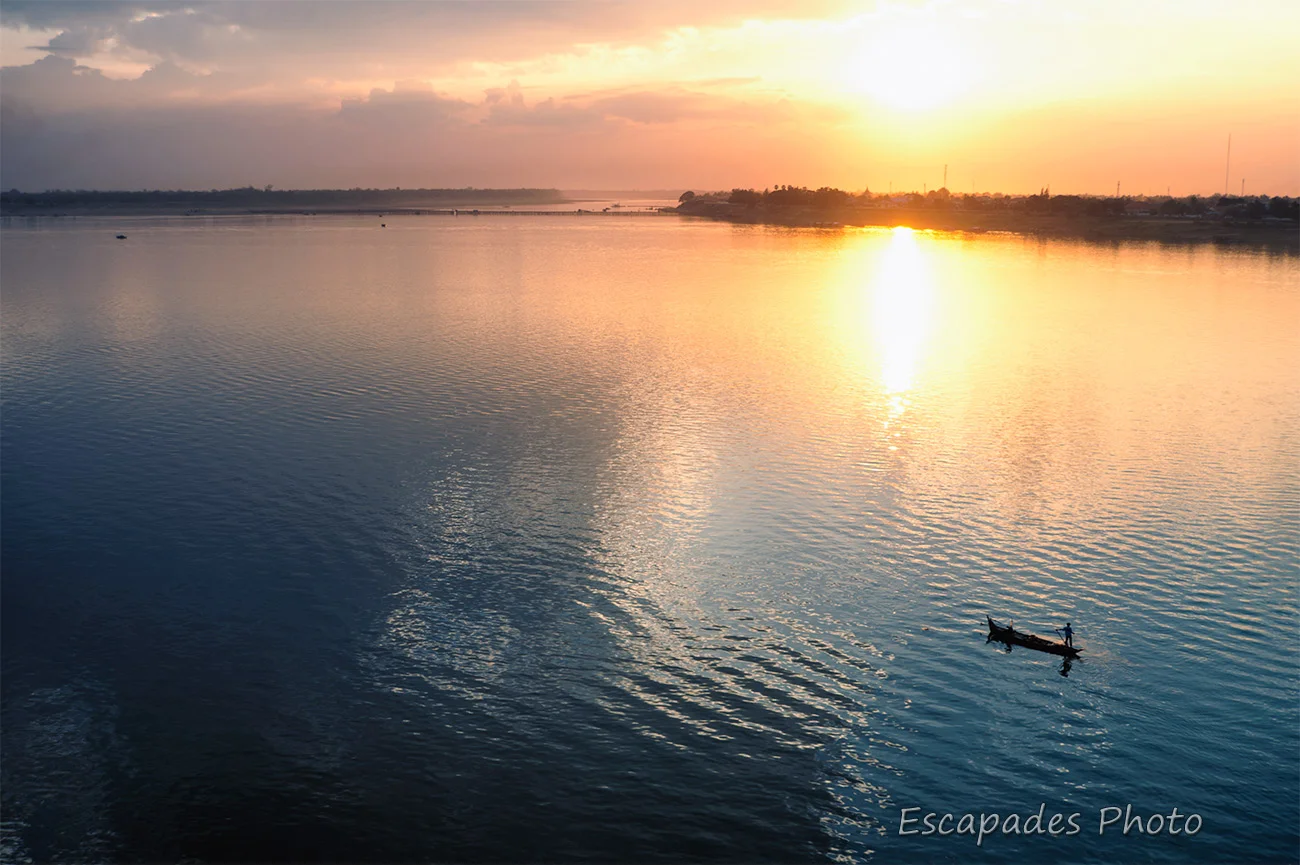 Coucher du soleil sur le pont Kizuna et le Mékong