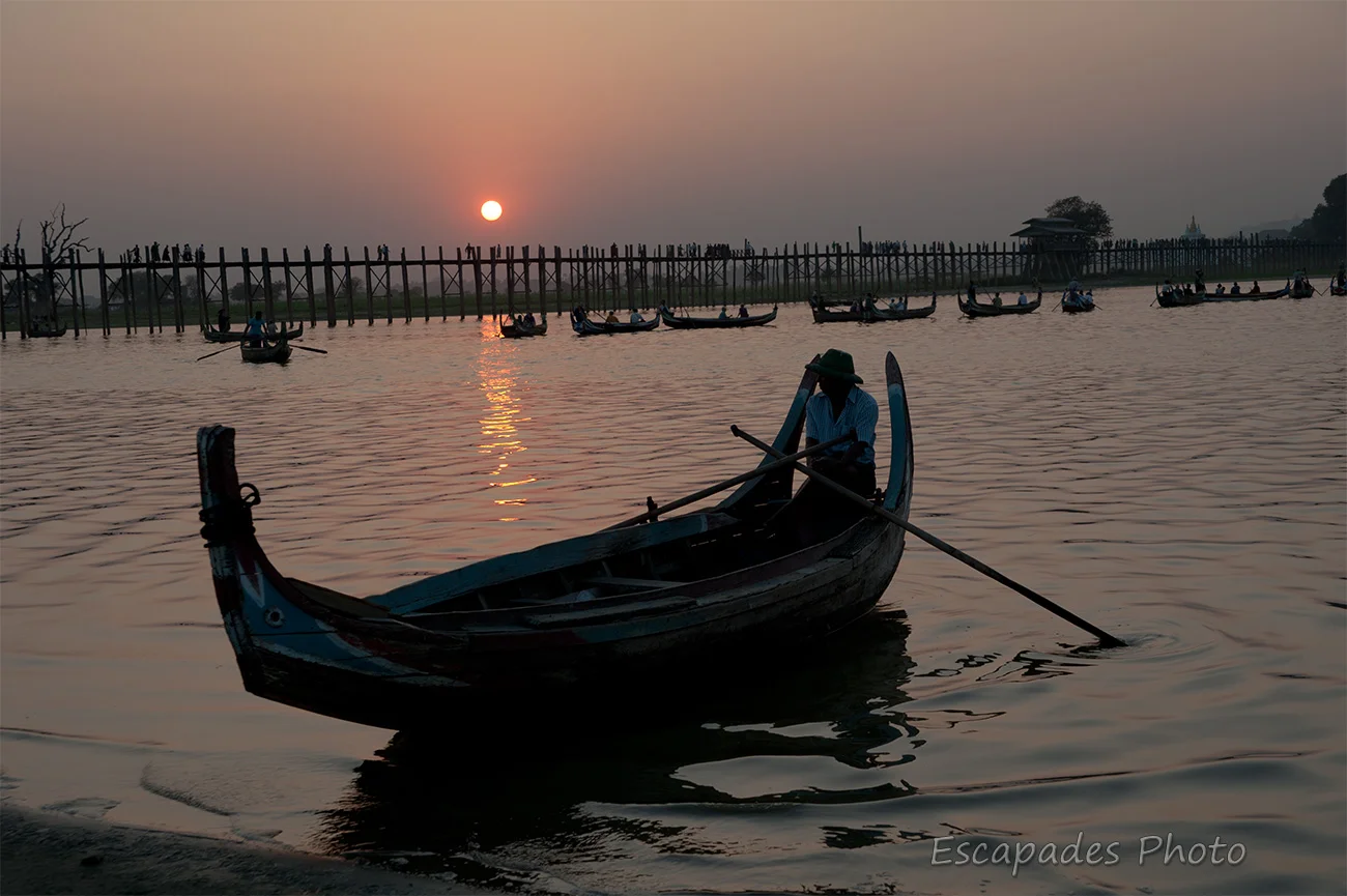 Le pont d'U Bein est unique au monde 8 U Bein - le piroguier, le pont et le coucher de soleil