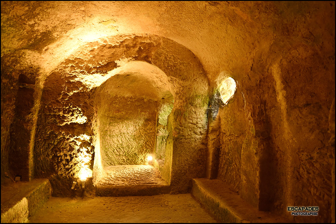 Église monolithe Aubeterre-sur-Dronne 25 Autel et sièges crypte d'Aubeterre-sur-Dronne