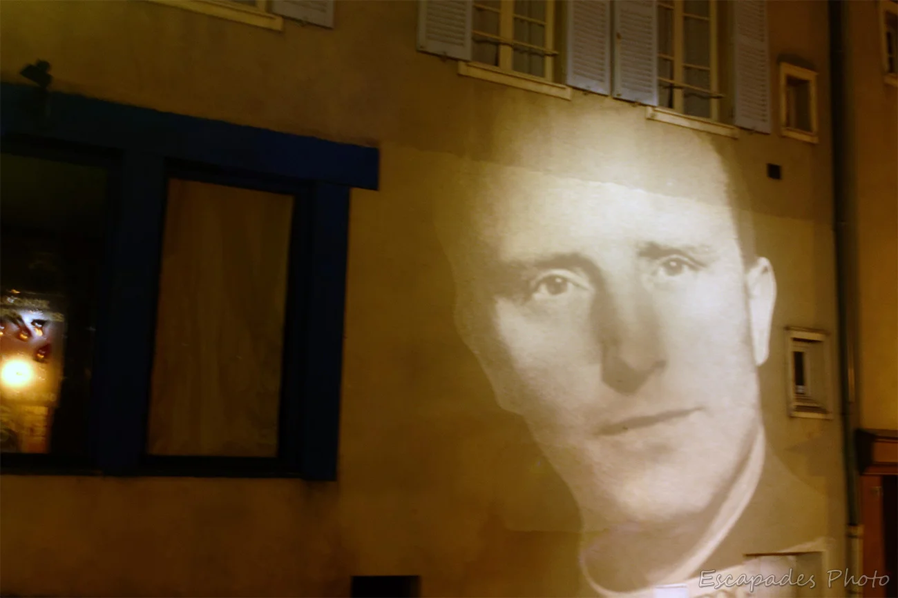 Chartres en lumière - Les scénographies au service du patrimoine 11 Célébrités de Chartres - Scénographie rue Saint-Pierre