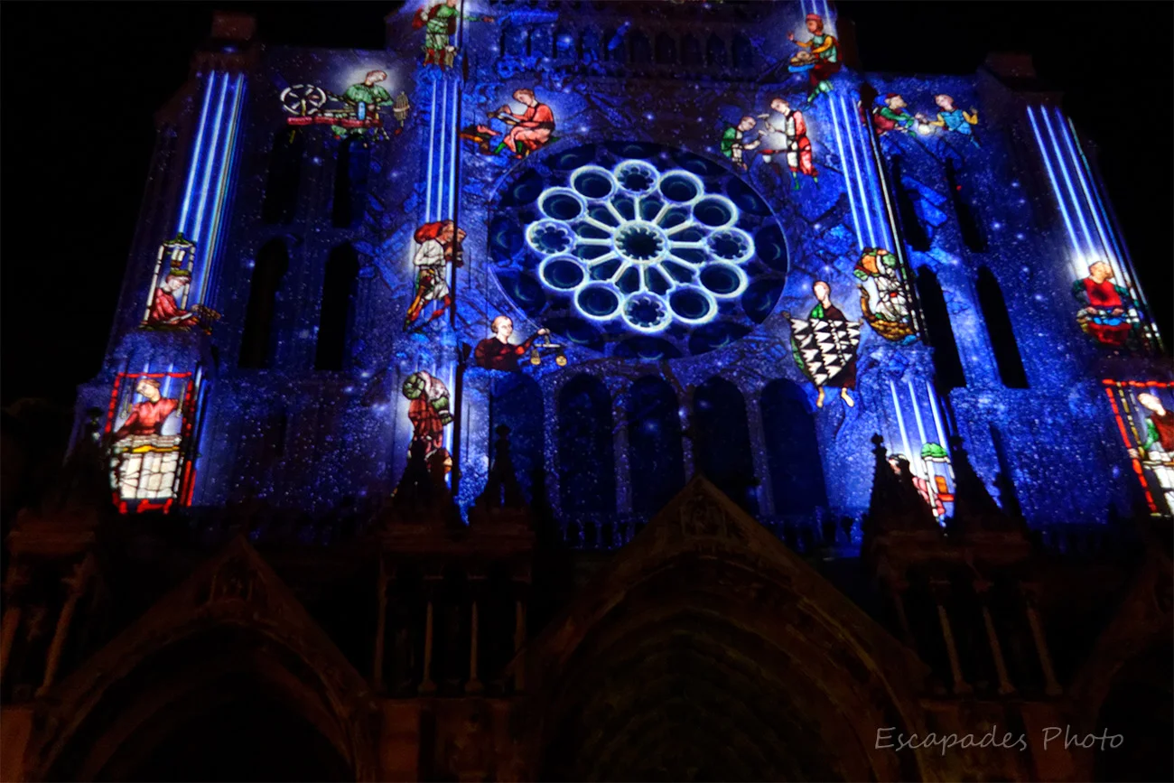 Chartres en lumière - Les scénographies au service du patrimoine 15 Scénographie du portail sud - Chartres en lumière