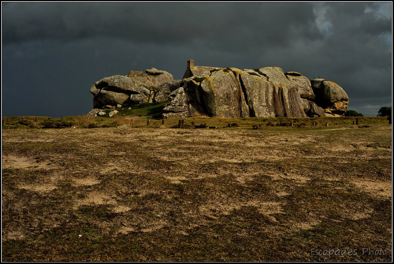 Kerlouan le corps de garde sous la pluie